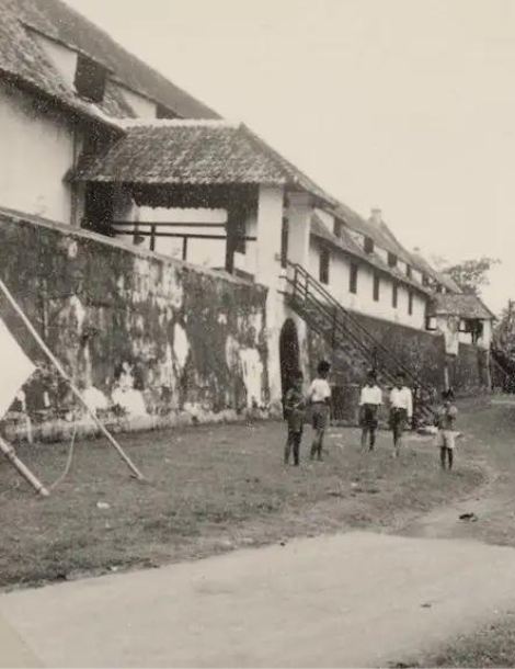 Kompleks Gudang Barat (Westzjidsche Pakhuizen) dari sisi arah Bastion Vierkant (Kanal)_F.D.Haan (1922)